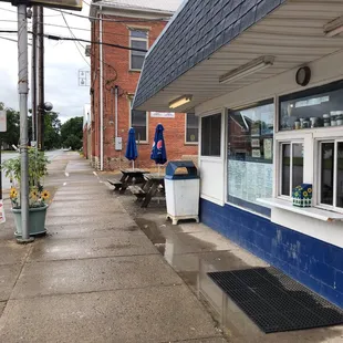 the outside of a restaurant