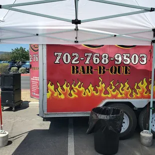 ows a hot dog trailer