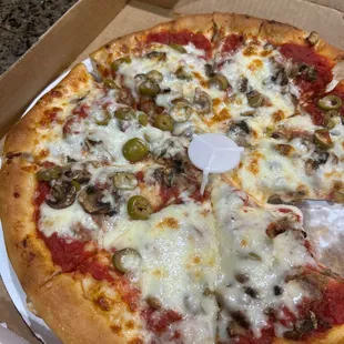 Pan style crust - BYO (sausage, olives, mushrooms)