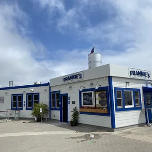 the outside of the restaurant