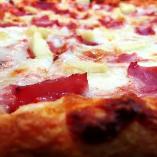 Gourmet hawaiian pizza.