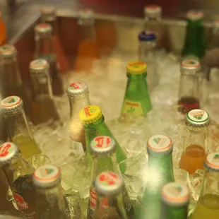 Ellos tienen botellas de jarritos, coke, y squirt