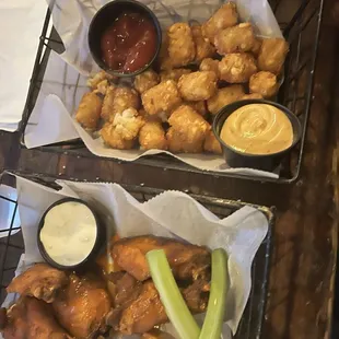 fried chicken, fried chicken wings, chicken wings and fried chicken, food, chicken, bbq chicken, chicken wings, bbq wings, poultry