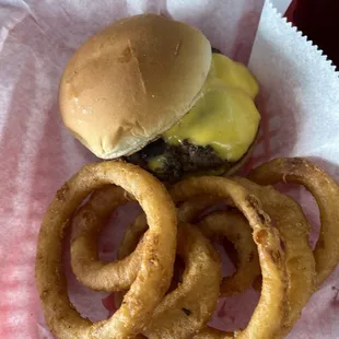 Cheeseburger with onion rings