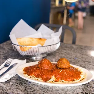 a plate of spaghetti and meatballs