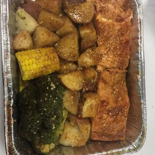 This is the salmon with veggie platter