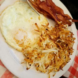 Eggs, bacon and hash browns