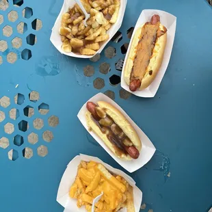 poutine &amp; cheese fries Texan &amp; Québécois dogs
