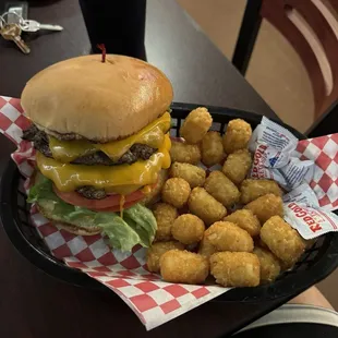 Franky's burger w/tater tots