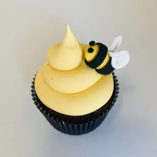 Cute cupcakes sweet as can bee