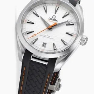 Hugo put on the rubber strap for me. Looks so much better now.