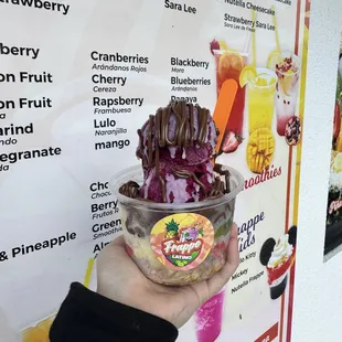 This right here is a dragon fruit bowl. Is has granola, 3 scoops of dragon fruit, strawberry, kiwi, mango, Nutella, and coconut oil.