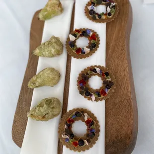 Appetizers from chefs tasting menu : wheat crackers with berries and crab staffed zucchini