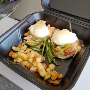 Smoked salmon eggs Benedict
