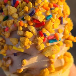 Small chocolate crunch cone