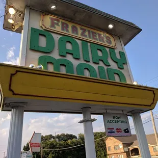 the sign for the restaurant