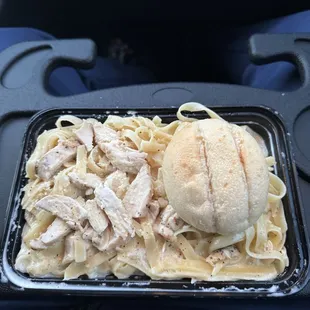 Fettuccine Alfredo with chicken and bread