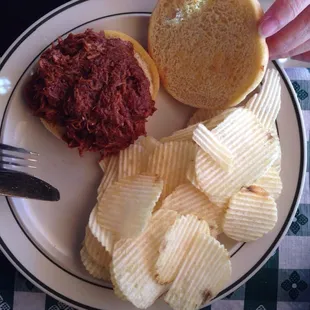 Pulled pork sandwich with chips