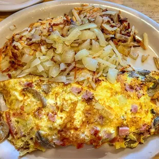 an omelet and hash browns