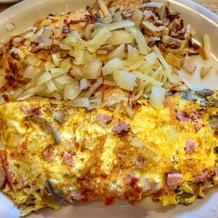 an omelet and hash browns