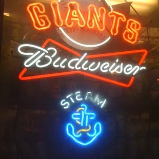 Fred&apos;s supports the SF Giants