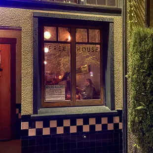 the front of a restaurant at night