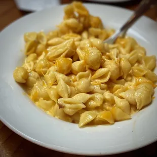 a plate of macaroni and cheese