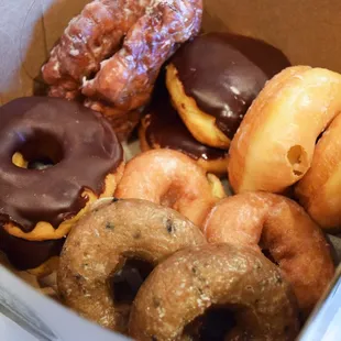King's Dozen: 2 Raised Glazed Donuts 2 Raised Chocolate Iced Donuts 2 Apple Fritters 2 Custard Filled Chocolate Iced Donuts 2 Blueberry Cake