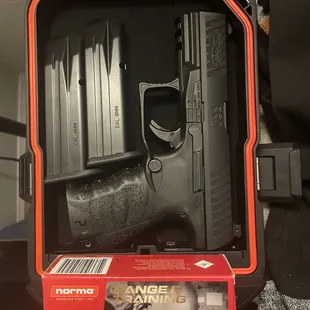 Walther PPQ w. a box of 9mm FMJ's