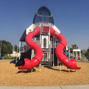 Awesome play structure, the slides were so fun!
