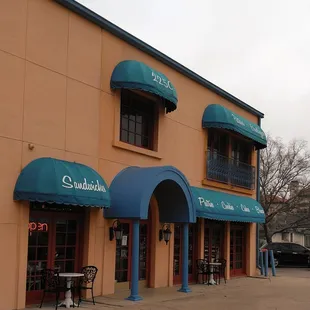 This is the storefront, set back on Westheimer via its parking lot.  There is some outdoor seating.  Don&apos;t kid yourself ... it was warm.