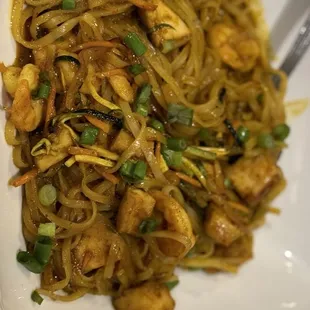 Bistro Street Noodles: Shrimp, Chicken, Rice Noodle, Light Thai Sauce, Vegetable Julienne &amp; Fresh Cilantro