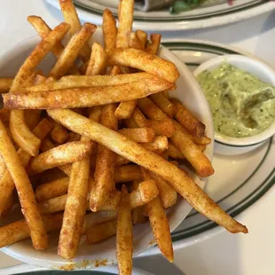 Des pommes frites avec un aioli pesto