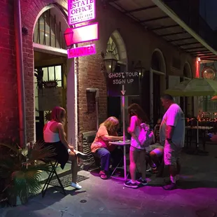 Ghost tour sign up by pirates alley