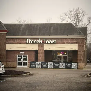 the front of a french toast restaurant