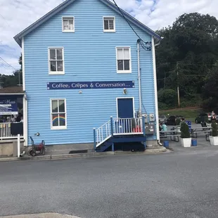 French Twist has outdoor seating. They bring the food out to you!