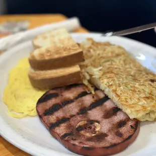 a plate of breakfast food