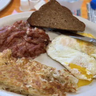 a plate of breakfast food