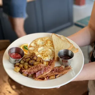 Join us for breakfast / brunch 7 days a week.