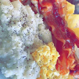 Breakfast Bar: Eggs Grits  Bacon  Hasbrowns Pineapples