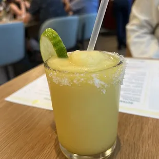 a margarita with a lime slice