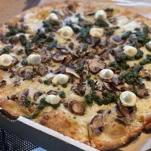 Gluten Free Crust Mushroom Mama Pizza so good