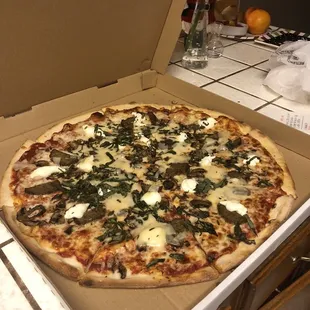 Meatball and ricotta pizza with mushrooms