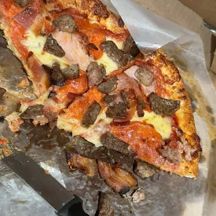 Quin Carne-Pizza Sauce. Mozzarella Pepperoni, Smoked Ham, italian Sausage Meatball,Bacon