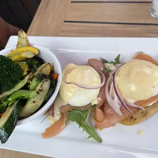 SMOKED SALMON BENEDICT