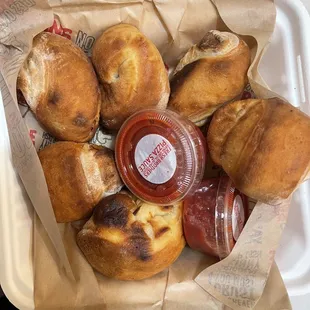 The garlic knots are usually ALWAYS tasty. Today... they were quite dry and obviously not the "usual" Garlic knots. unacceptable.