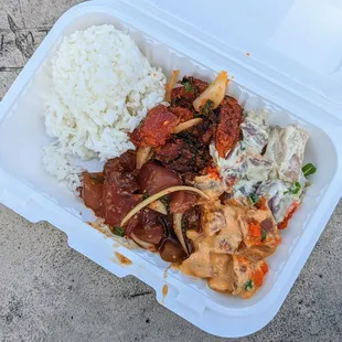 Poke Bowl with Creamy Wasabi, Hawaiian Blend, Kitchen Sink, Spicy Ahi, and one scoop of rice | Instagram: @telephonesmoothie