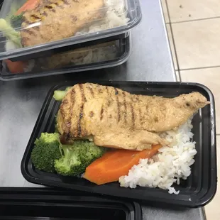 Meal prep 5 to go micro wave friendly Tupperware with grilled chicken steamed rice and vegetable 5 for $32.99