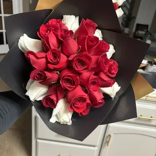 2 dozen (24 count) red/white rose bouquet