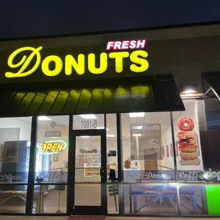 the front of a restaurant at night